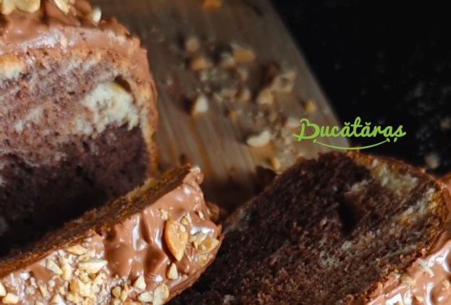 Chec cu ciocolată și alune - Deliciu pufos cu glazură crocantă
