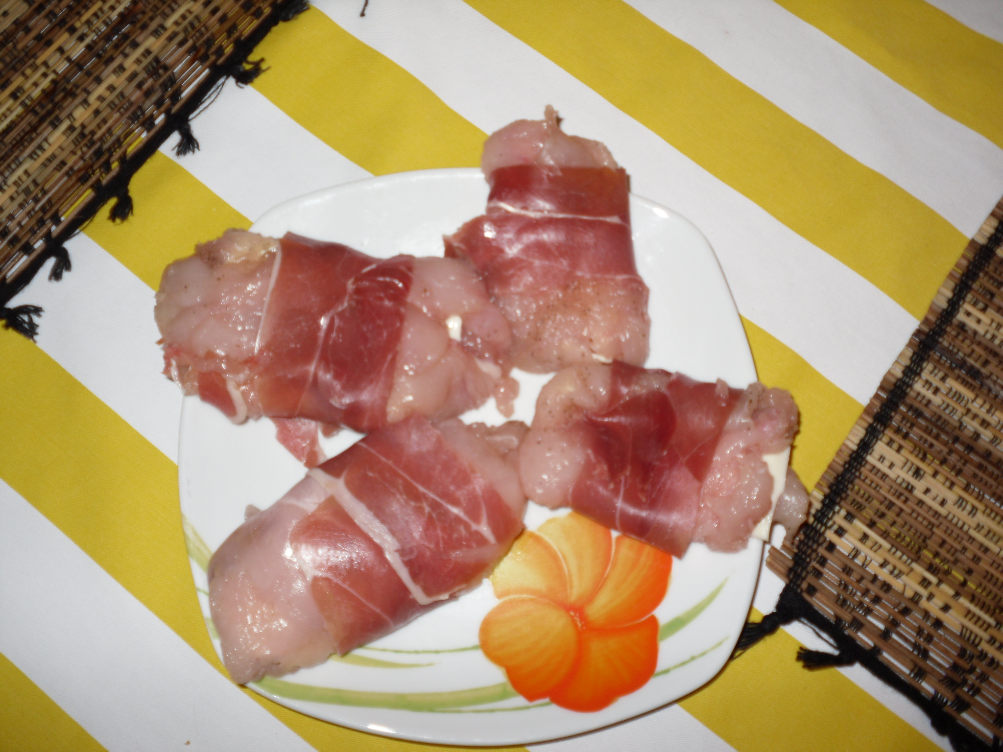 Rulouri din piept de pui invelite cu prosciutto