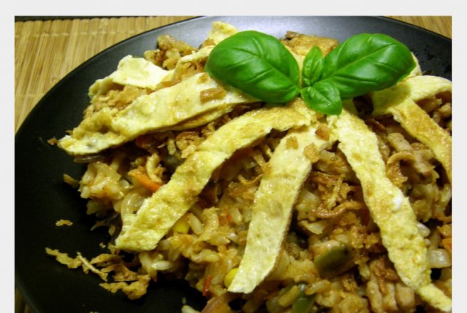 Nasi Goreng sau reteta indoneziana de orez calit cu carne, legume si oua