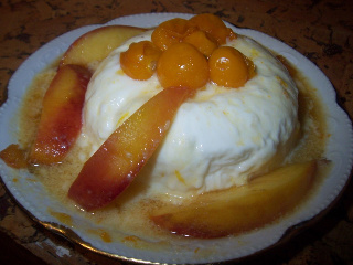 Panna Cotta in sos cald de nectarine si physalis