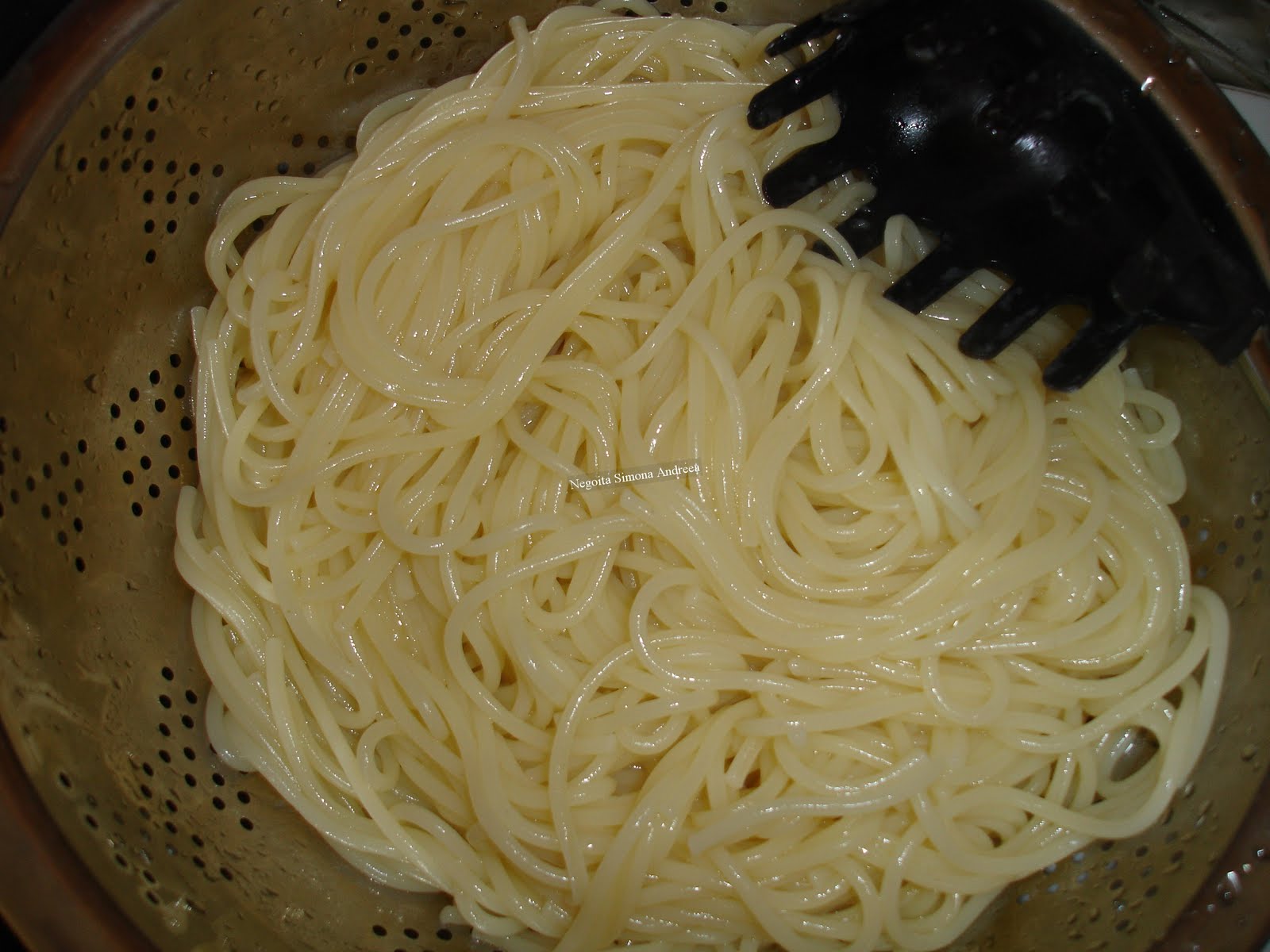 Spaghete cu busuioc si sos de rosii