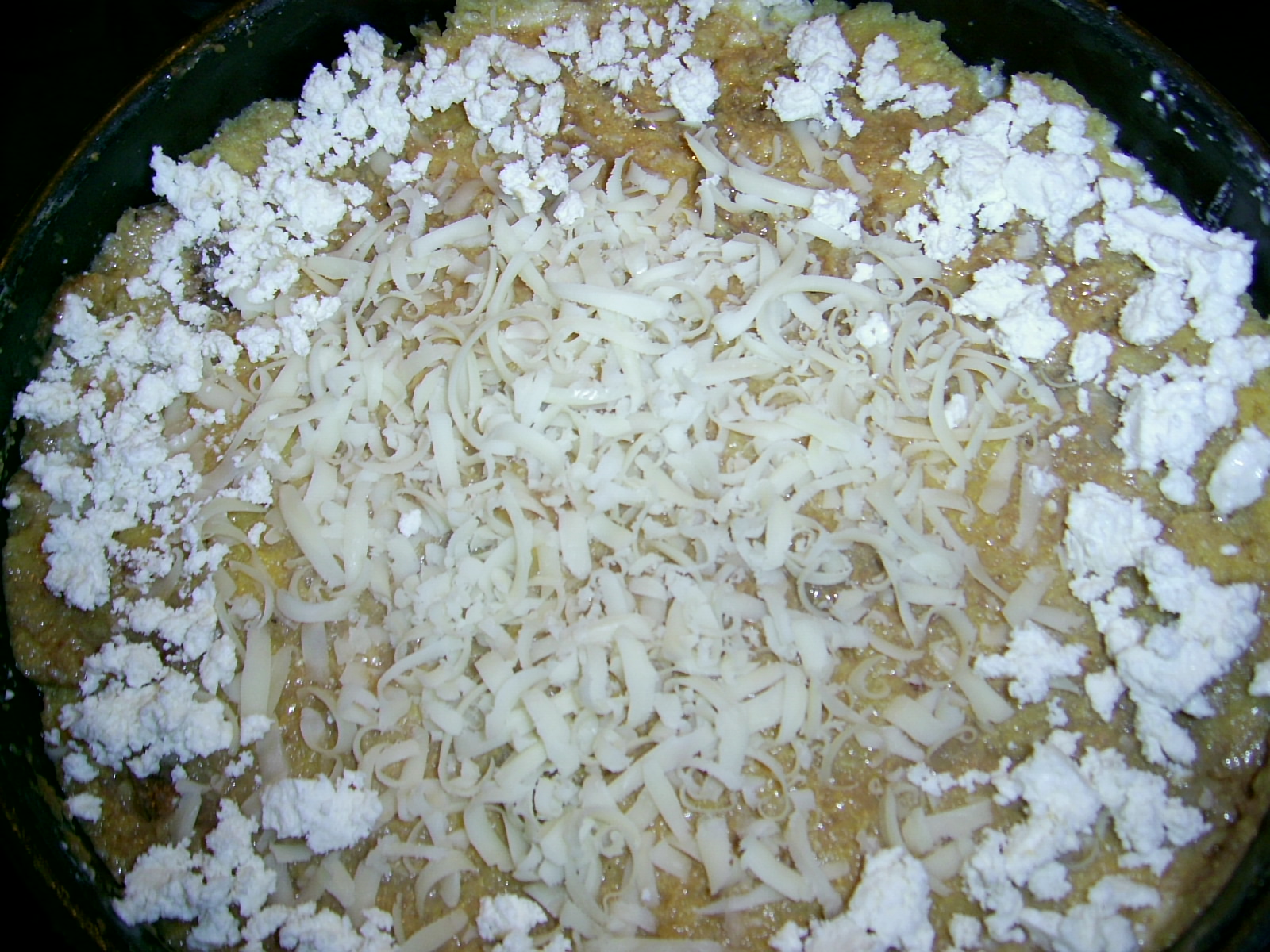 Mamaliguta cu  trei branzeturi si friptura