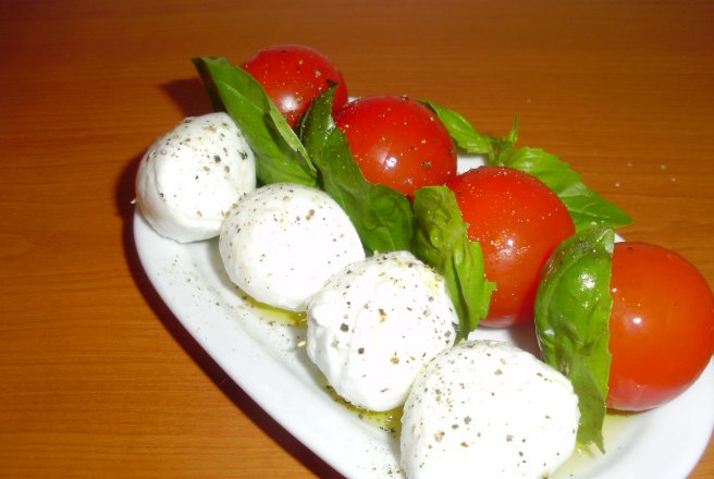 Salata de rosii cherry si mozzarela