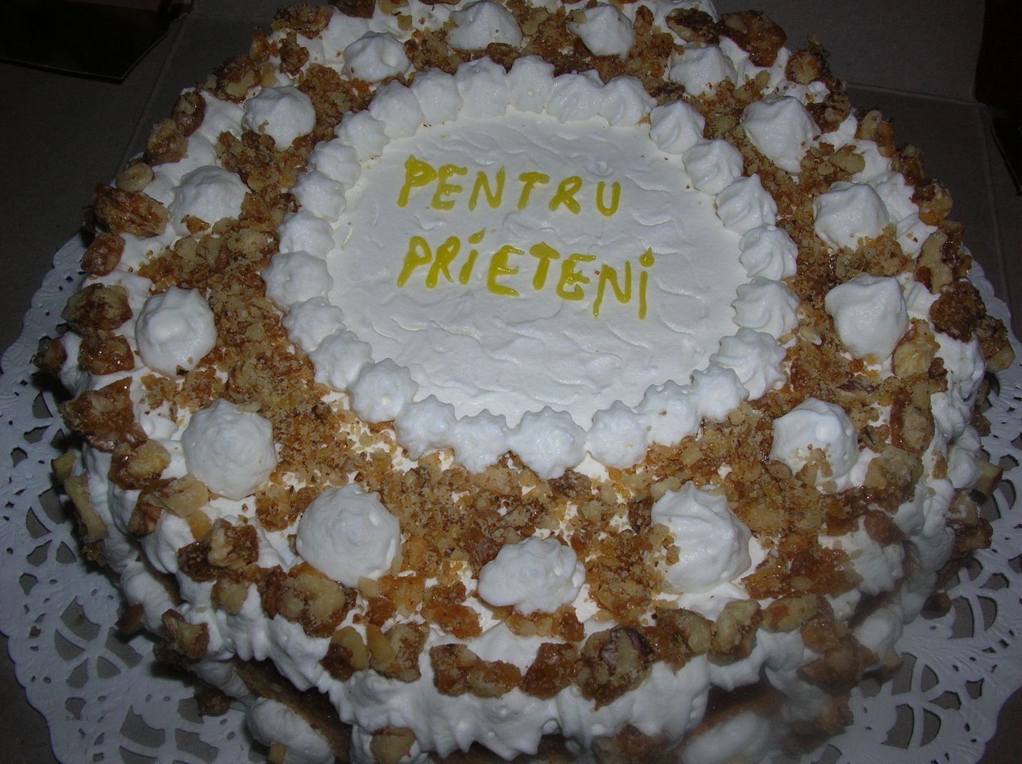 Tort de mere cu nuca pralinata