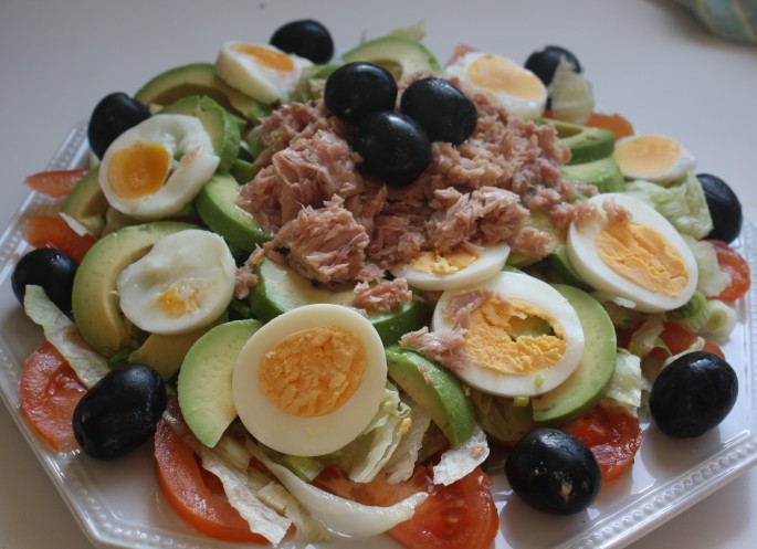 Salata cu avocado, ton si dressing de iaurt