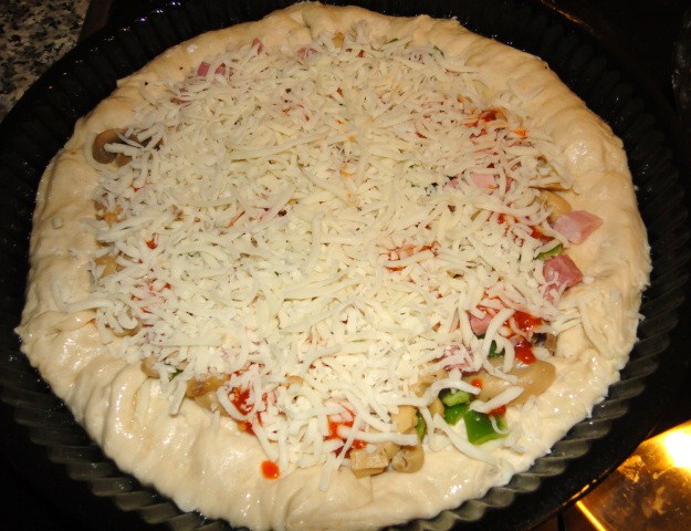 Pizza cu mozzarella,legume,salam si kaizer