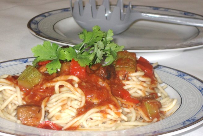 Spaghetti in sos de rosii cu vinete , dovlecei si ardei gras