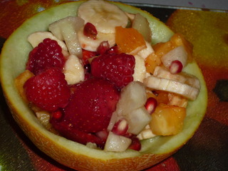 Salata de fructe in coaja de pepene