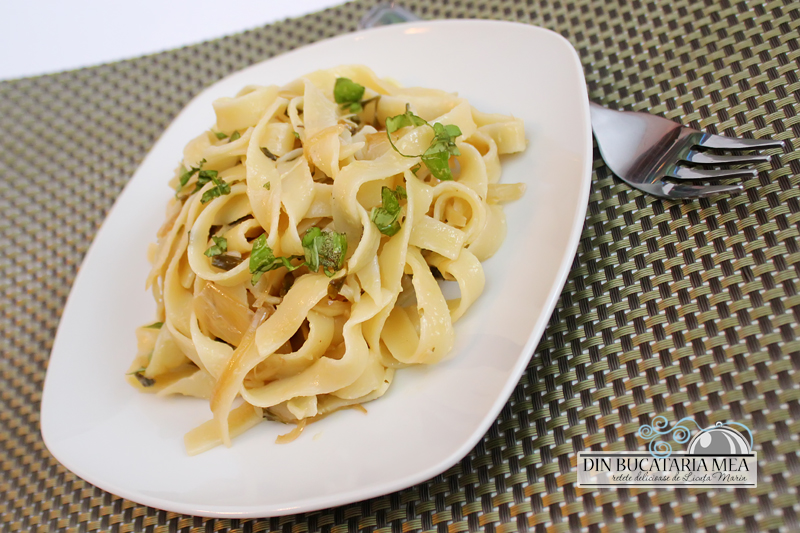 Tagliatelle cu ceapa caramelizata si mustar