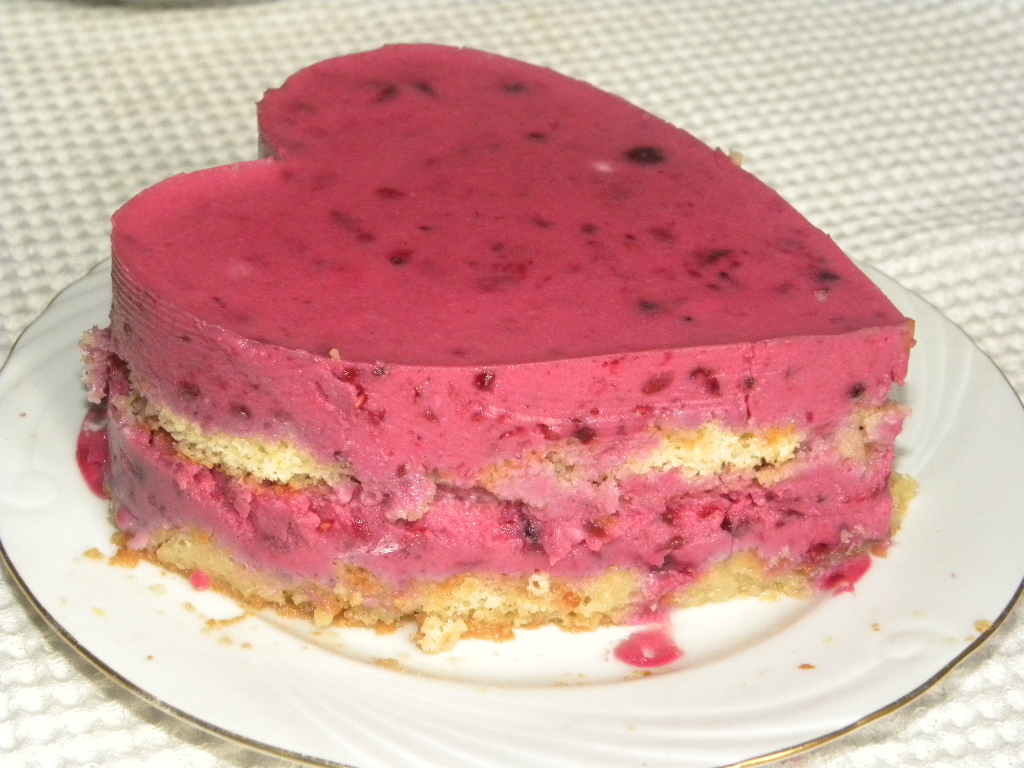 Tort cu mousse de fructe de padure