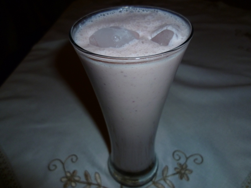 Milkshake de banane si capsuni cu iaurt