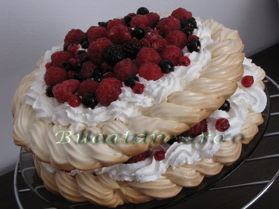 Pavlova cu fructe de padure