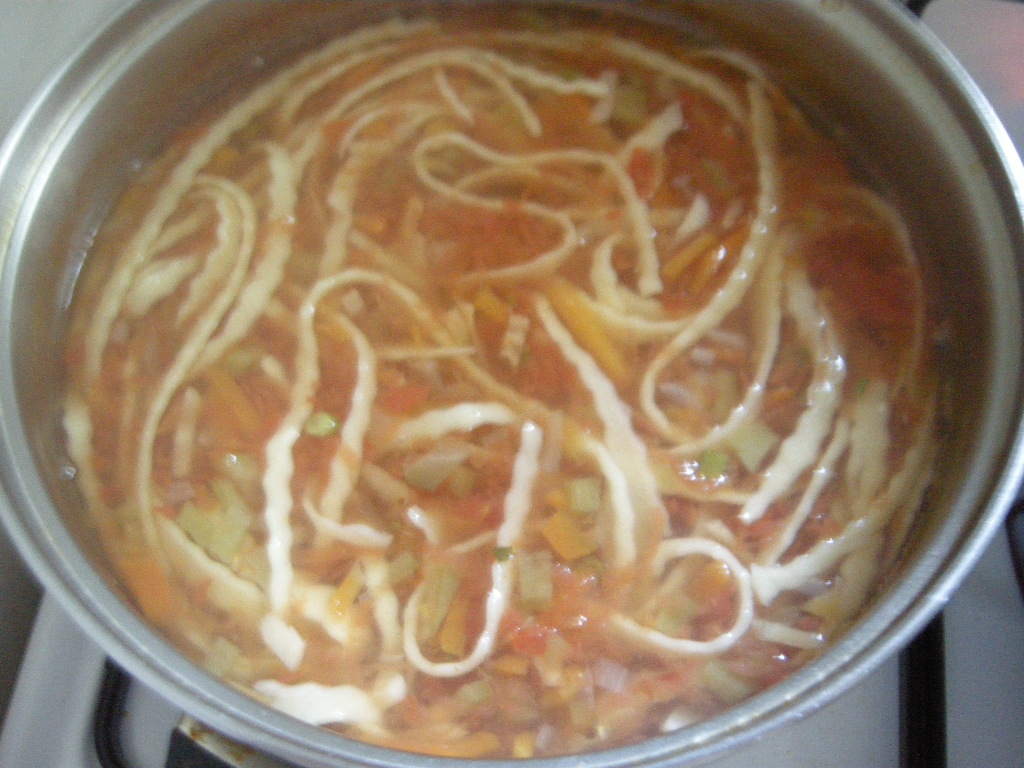 Supa de rosii cu taitei de casa