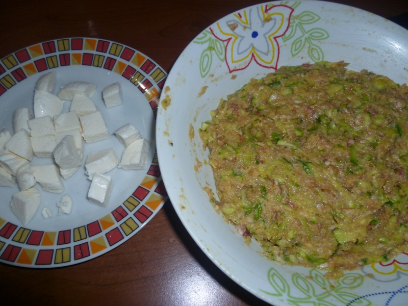 Chiftele de zucchini cu carne tocata si mozzarella