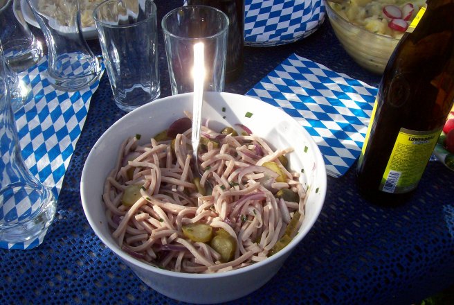 Salata bavareza de parizer si castraveti murati.