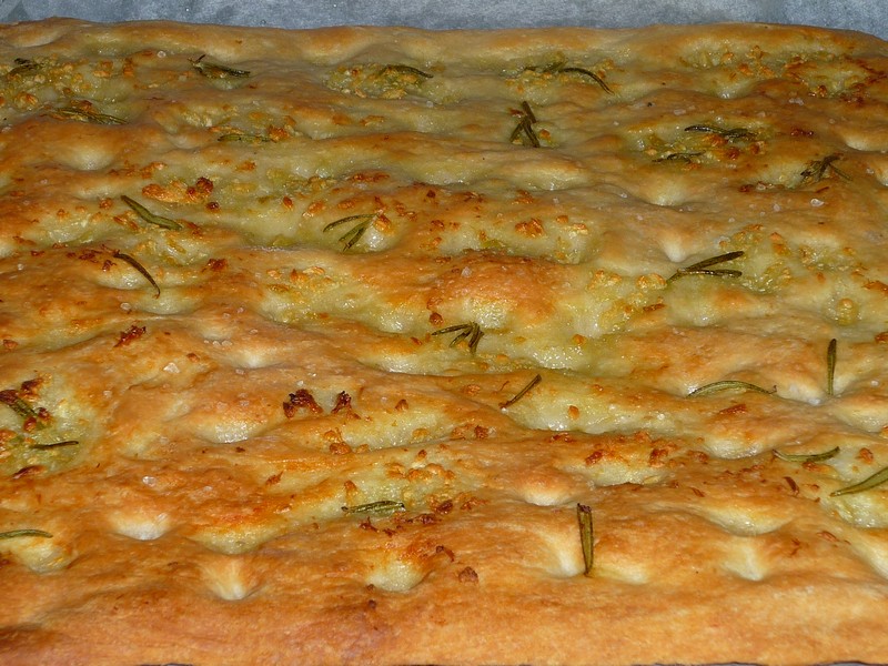 Focaccia alla genovese cu usturoi si rozmarin