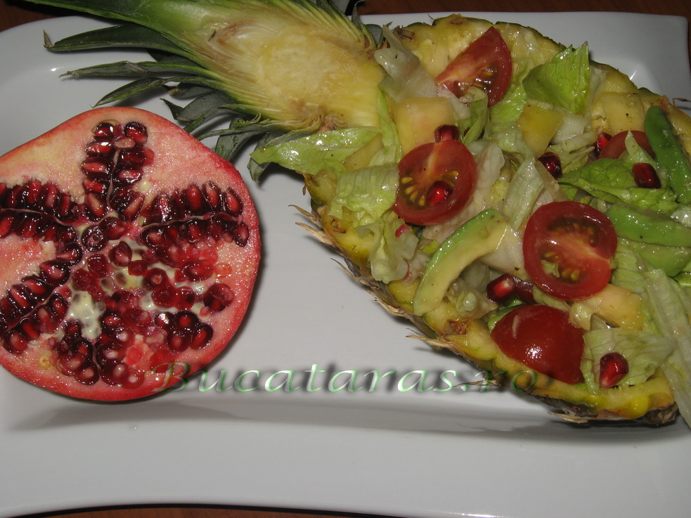 Salata cubaneza cu avocado si ananas