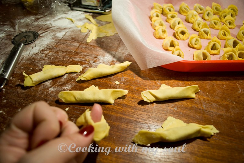 Tortellini de casa cu varza si sos de rosii