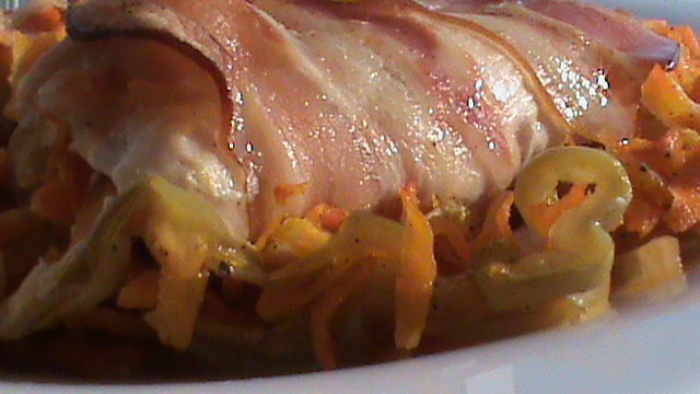 Rulada de pui in manta de bacon