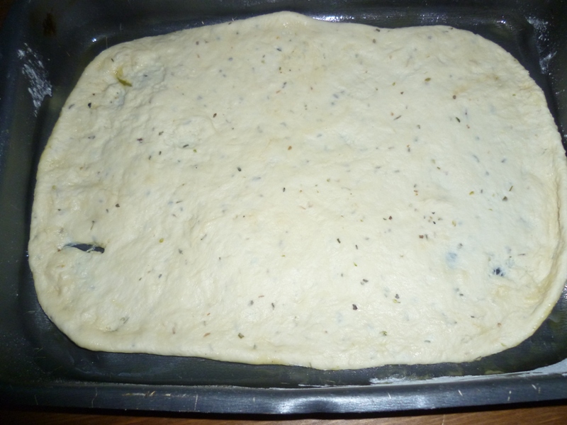 Focaccia umpluta cu ceapa si masline