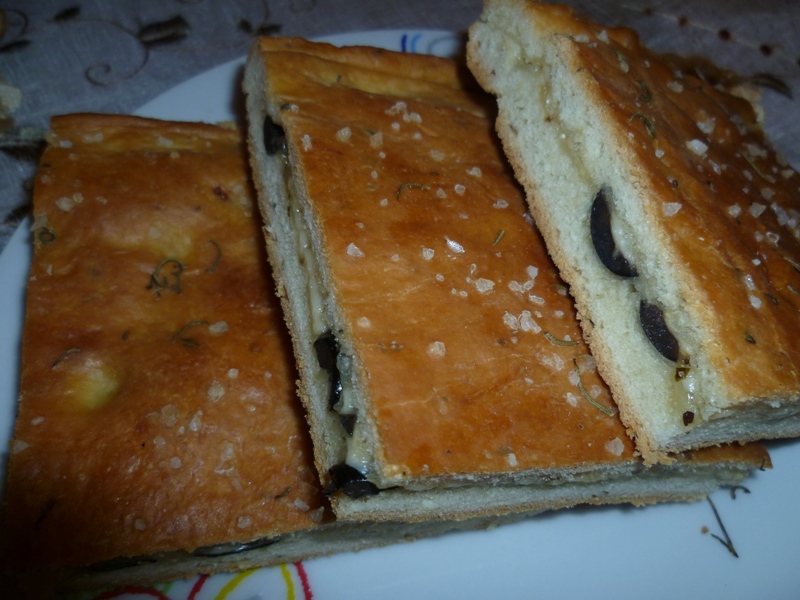 Focaccia umpluta cu ceapa si masline