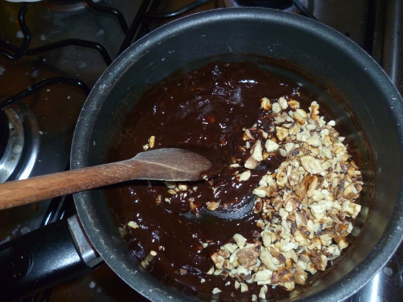 Croissant cu ciocolata, nuca si crema de alune