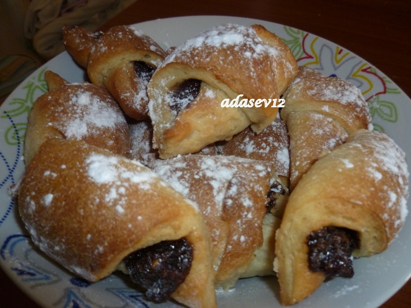 Croissant cu ciocolata, nuca si crema de alune