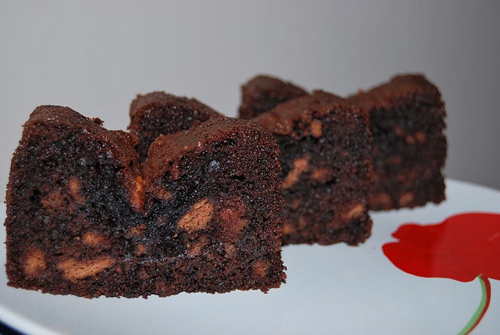 Brownie cu biscuiti