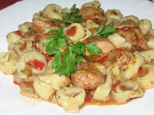 Tortellini cu piept de pui in sos picant