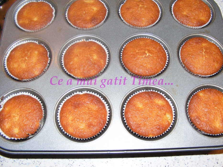 Muffins cu piersici si ciocolata