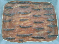 Pizza cu anchoas si mozzarela