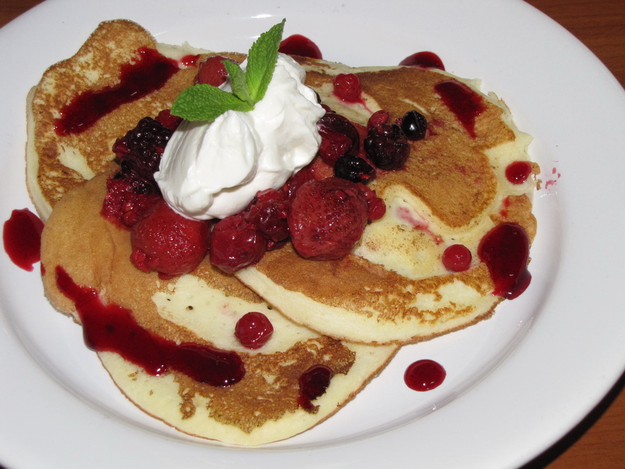 Pancakes cu ricotta si fructe de padure