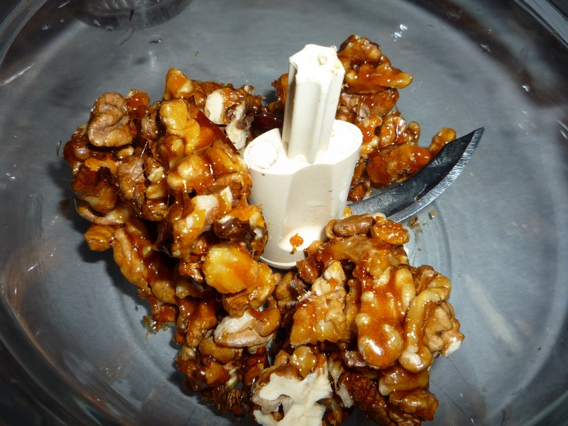 Desert prajitura cu nuci caramelizate, crema de vanilie si lamaie