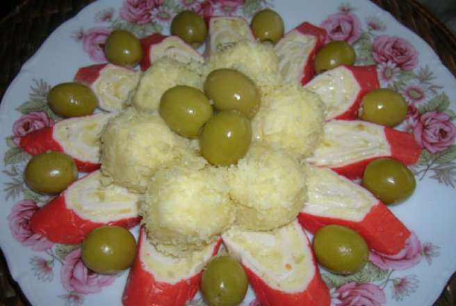 Gustare festiva din cascaval cu surimi (3)