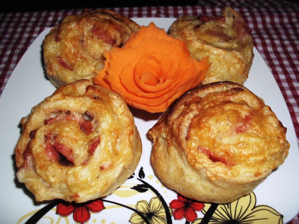 Rulouri de pizza din aluat de foietaj