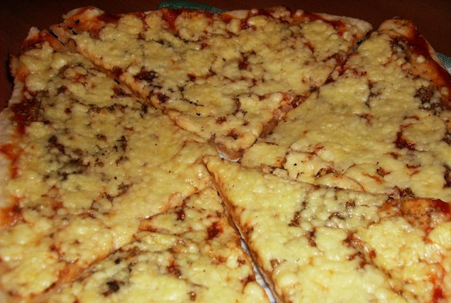 Pizza cu branza de casa