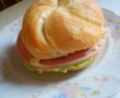 Sandwich cu parizer de vita,mozzarella si varza cu maioneza-1