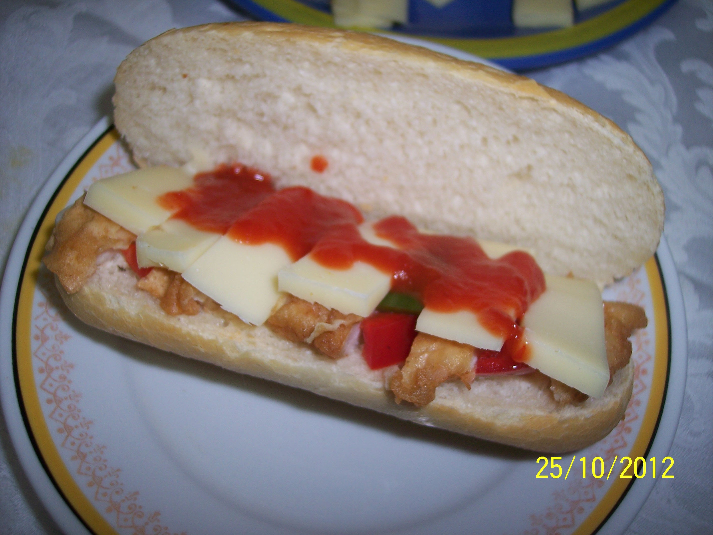 Sandwich cu snitel de pui si cascaval