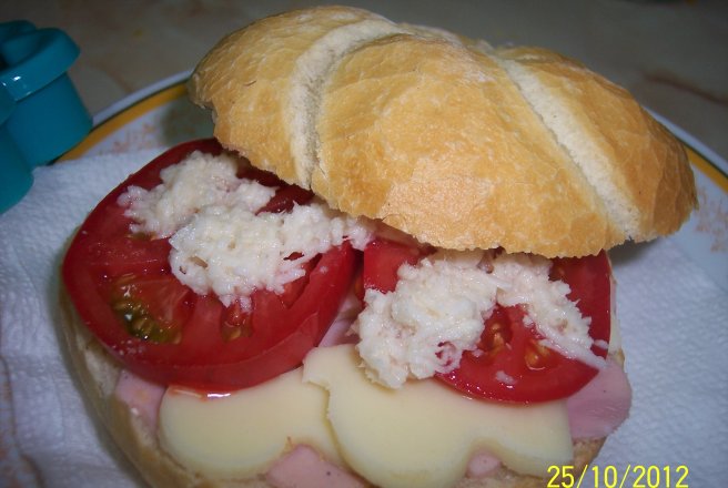 Sandwich cu salam, cascaval si legume