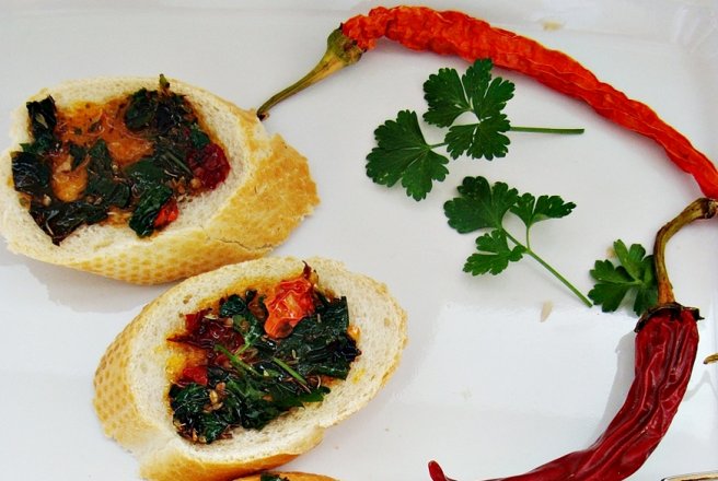 Pasta de bruschette cu rosii deshidratate,ardei iuti si ierburi proaspete