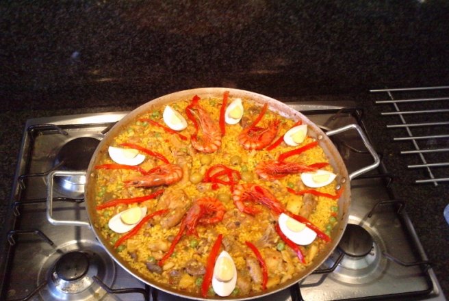 Paella cu fructe de mare si carne