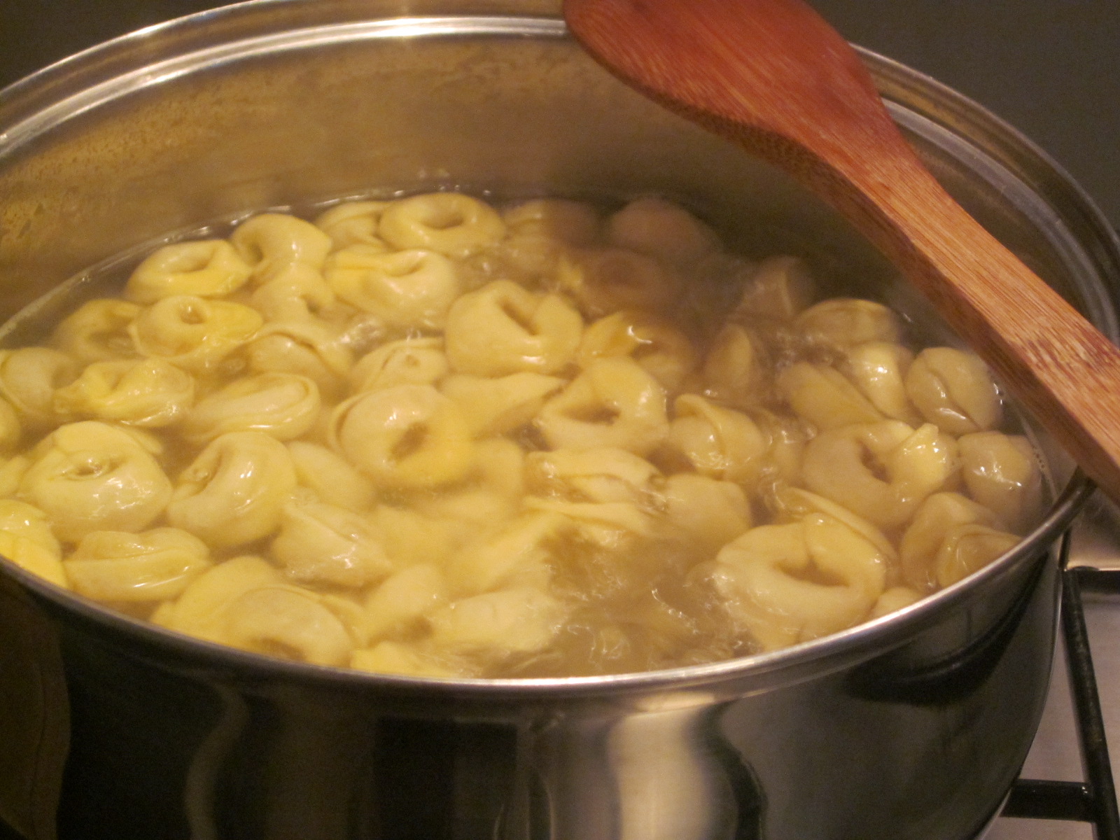 Tortellini cu prosciuto, ciuperci si sos de smantana