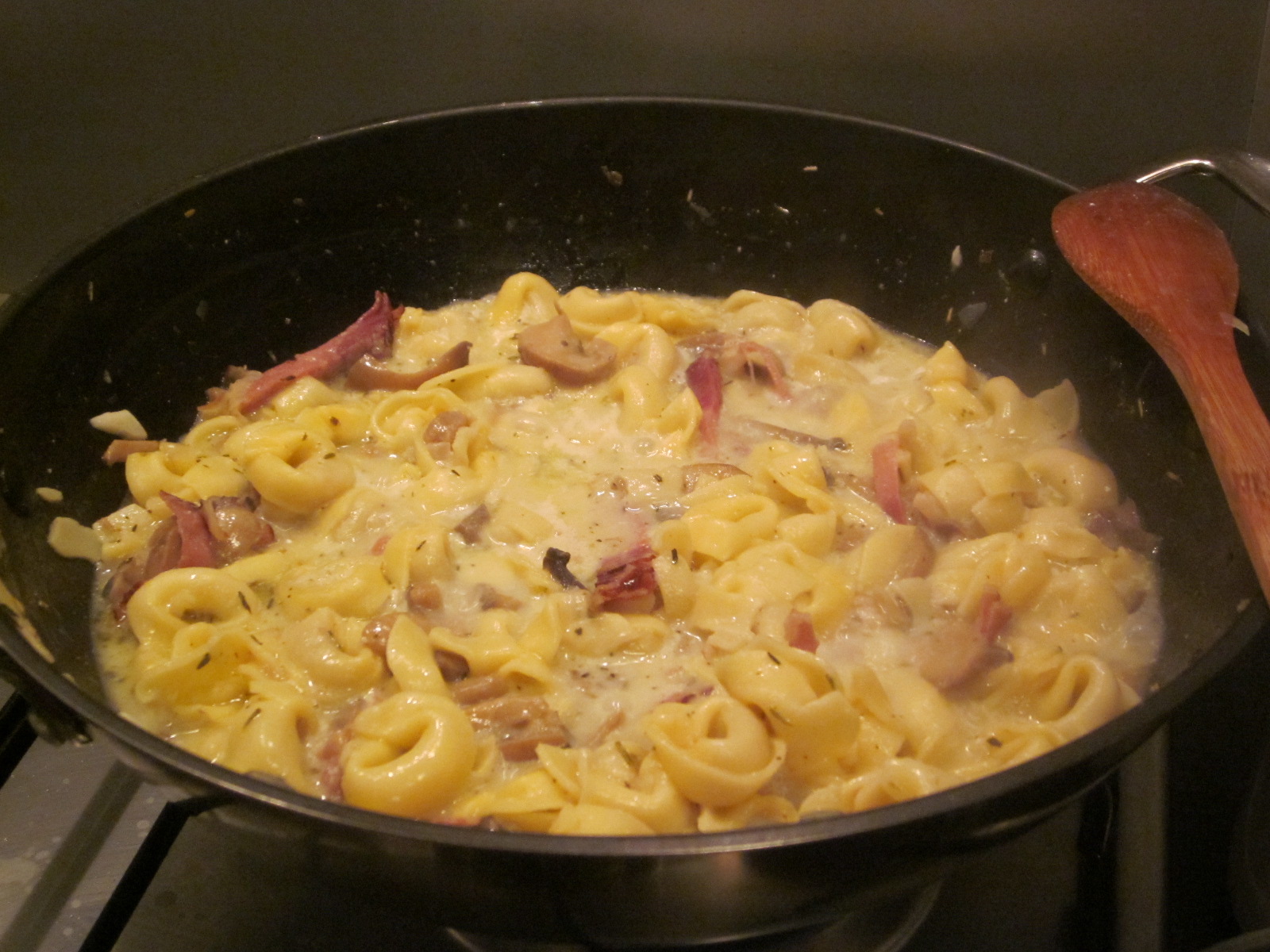 Tortellini cu prosciuto, ciuperci si sos de smantana