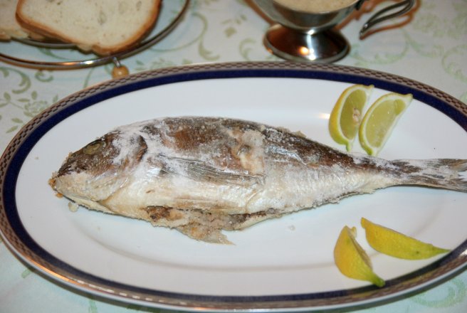 Dorada regala in crusta de sare