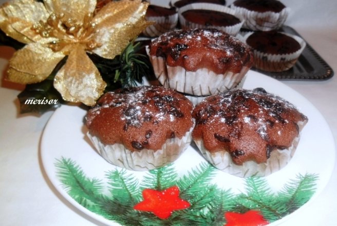 Muffins cu stafide si paiete de ciocolata