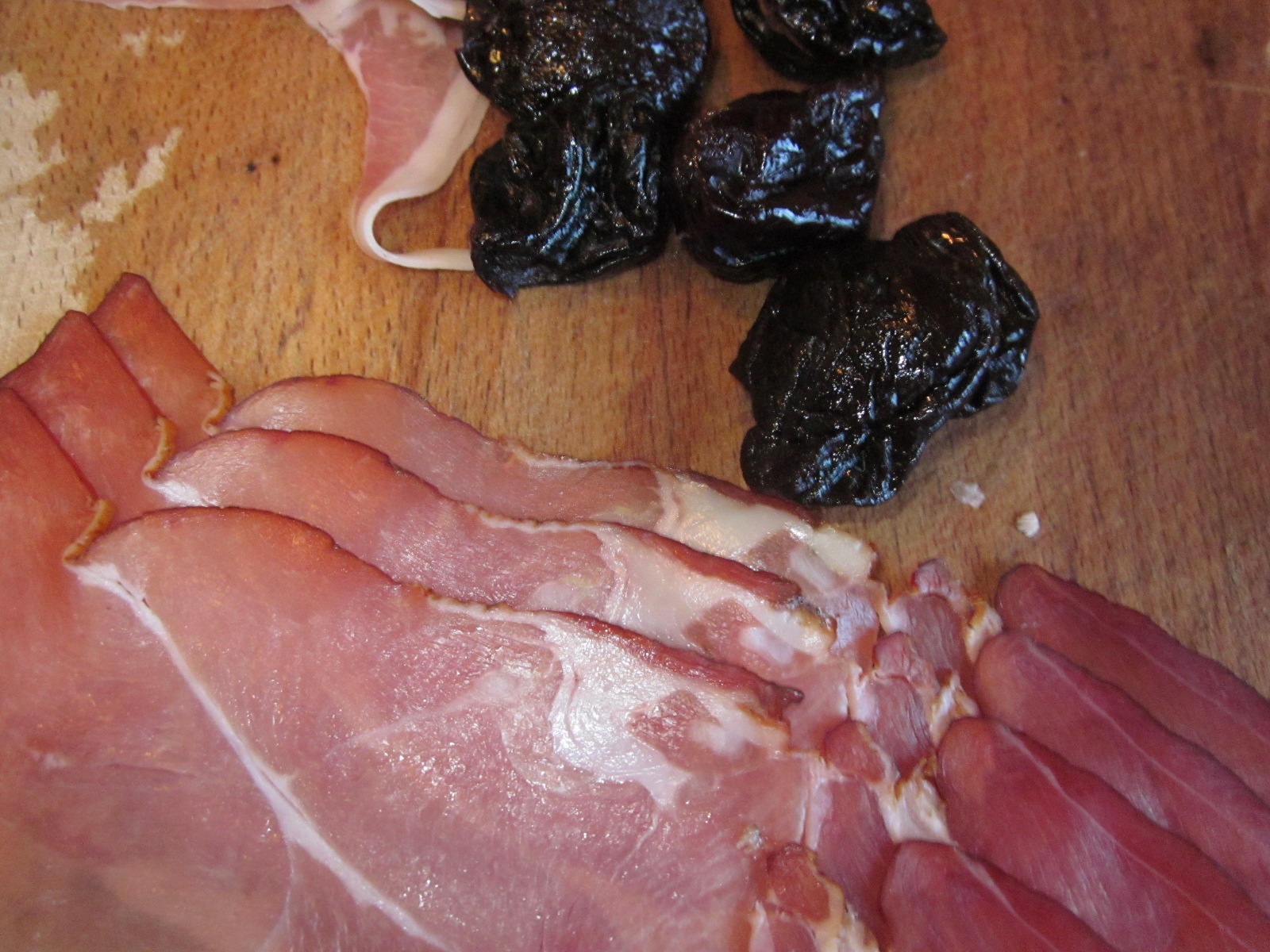 Prune uscate invelite in jambon