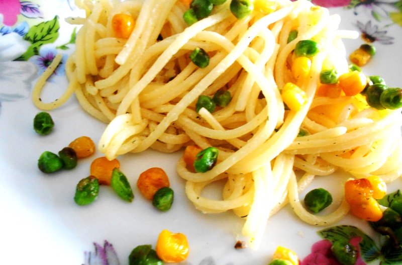 Spaghete cu legume si sos de usturoi