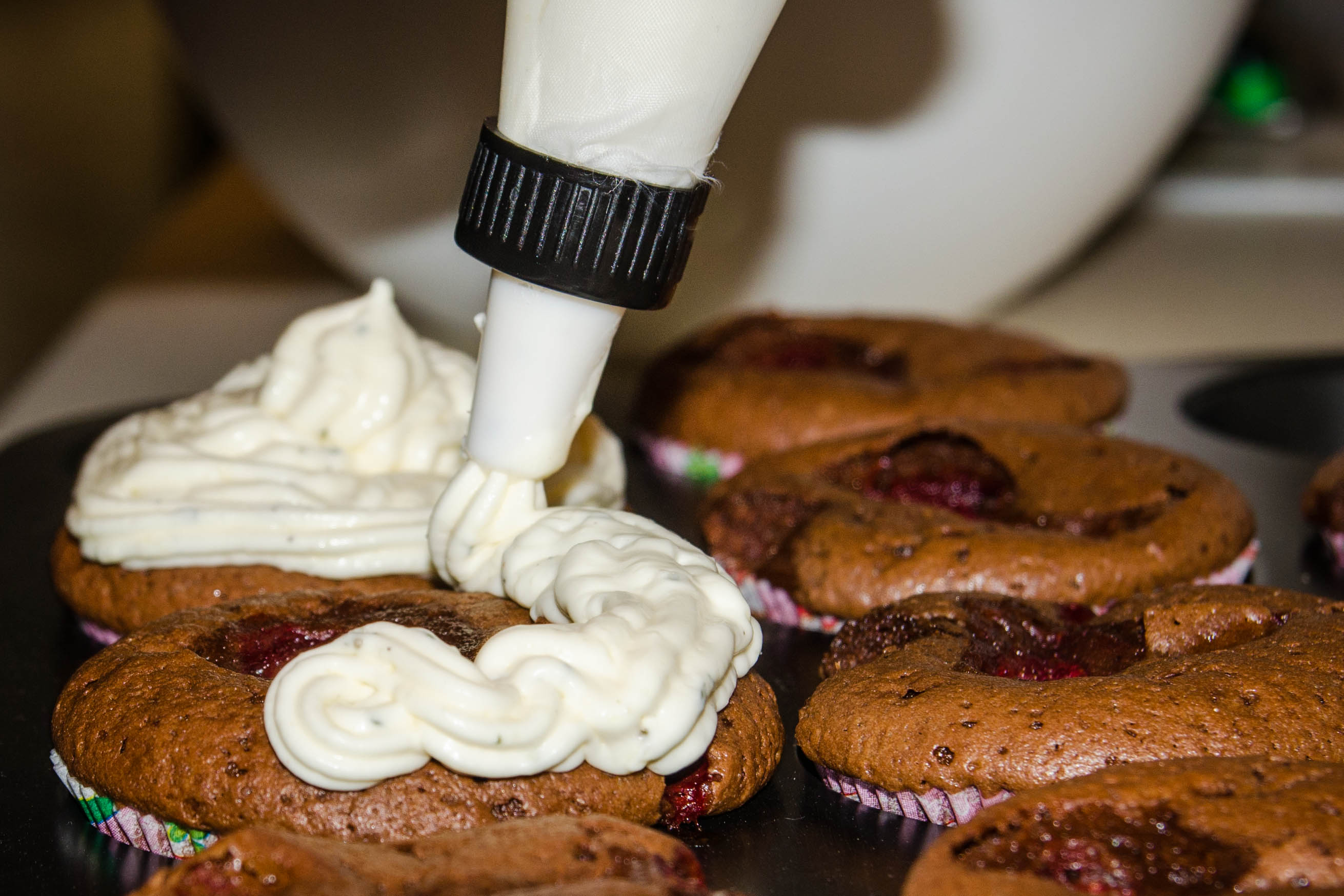 Brownie cupcakes cu capsuni si glazura de menta