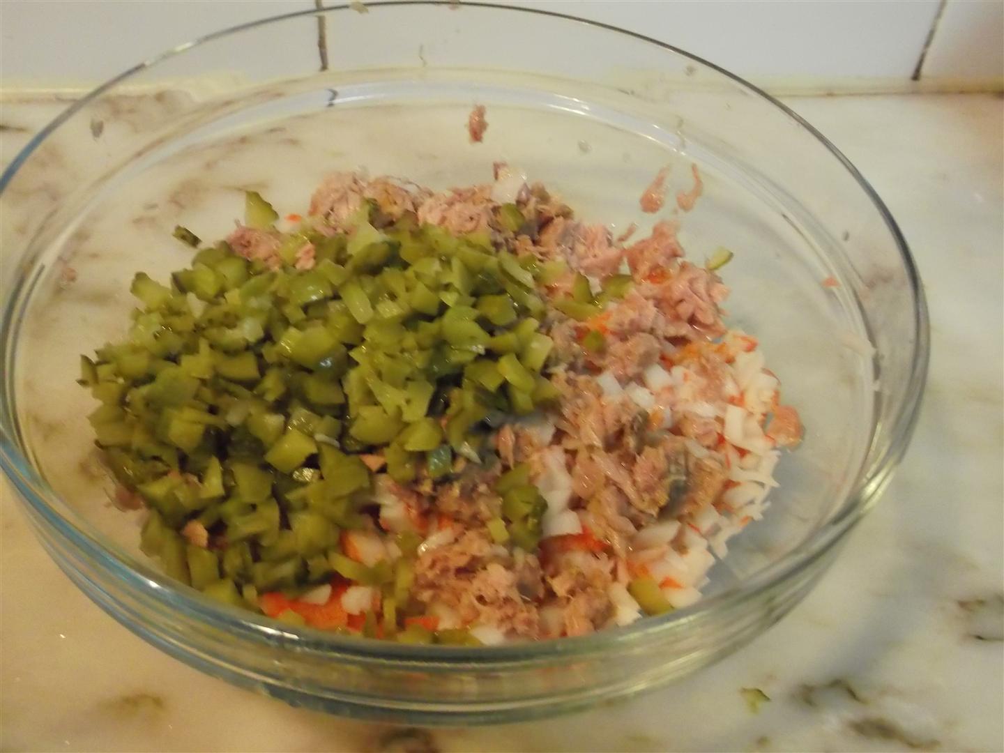 Salata de surimi cu ton, oua si pickles