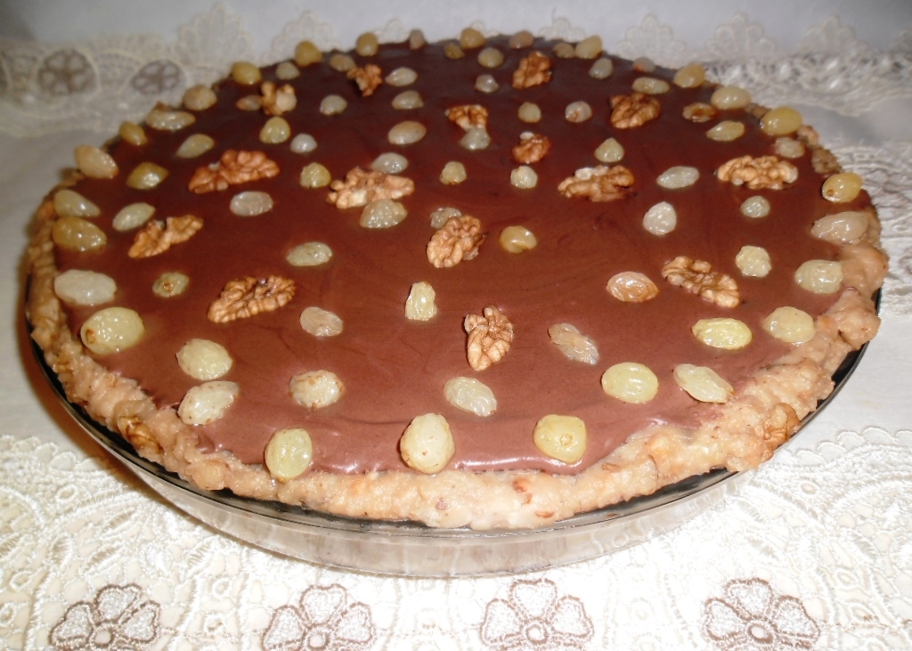 Tarta de ciocolata cu blat de biscuiti si nuca